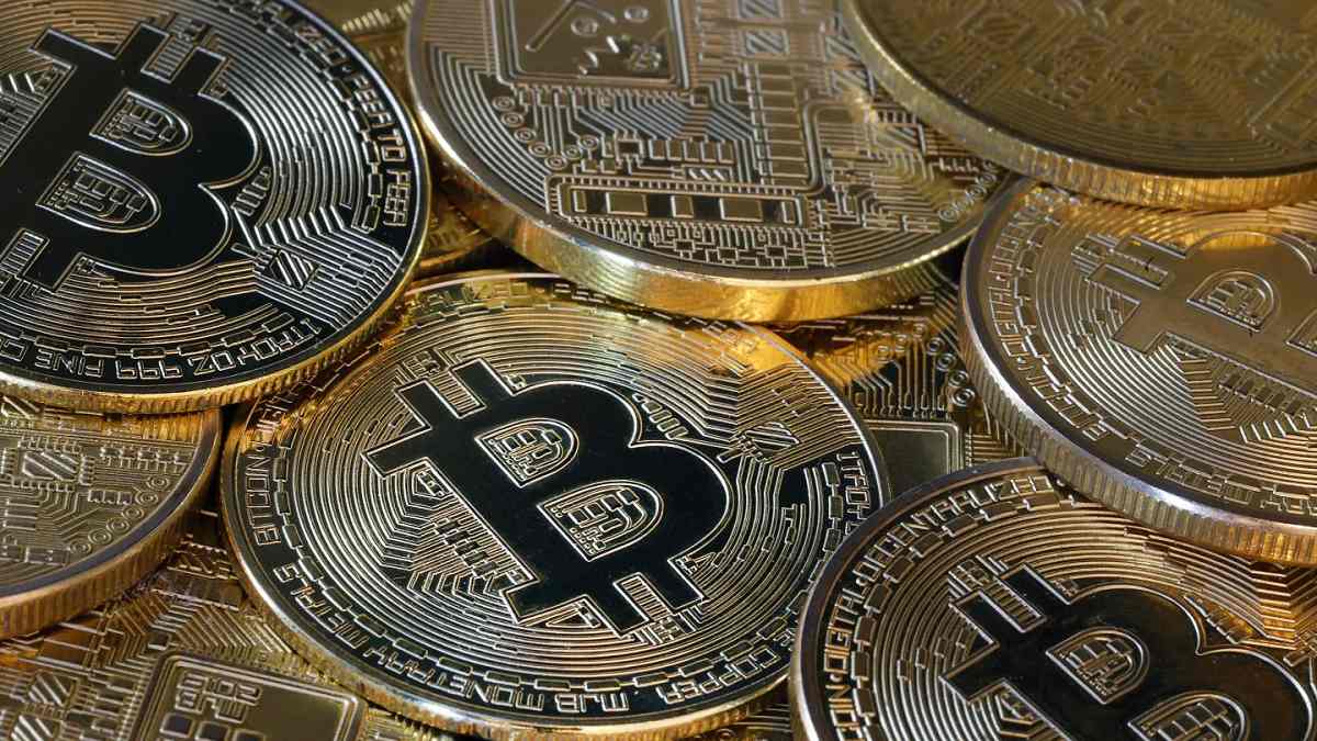 Bitcoin Overheated Valuations Spark Warnings of Cycle Breakdown and Retail Retreat