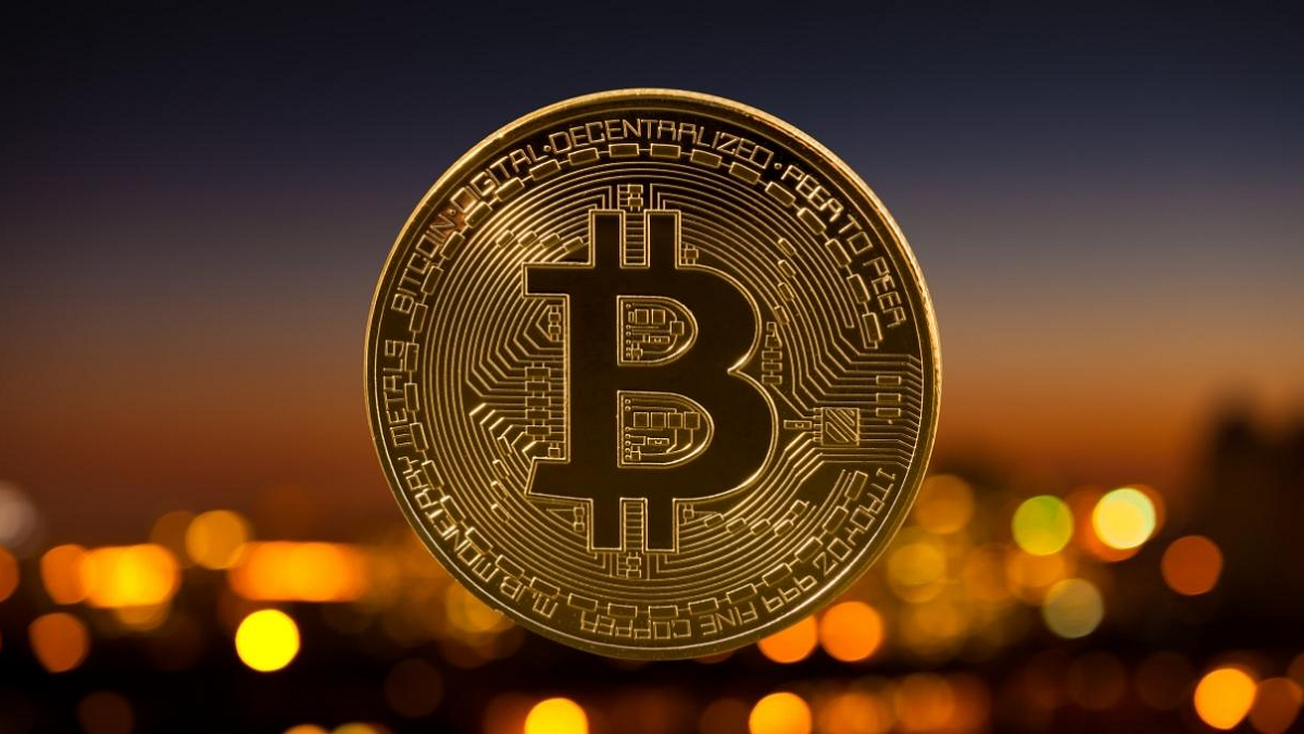 Bitcoin Wavers Near $122,000 as Fed Signals Trigger Renewed Volatility Fears