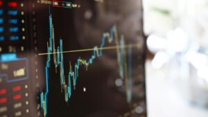 A famous analyst warns the crypto market is about to face its first true recession, driven by a global economic slowdown. Will Bitcoin act like gold or tech stocks?