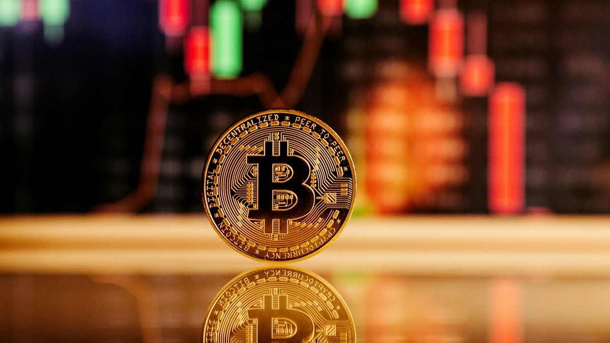 Bitcoin-Plunge-1.9B-Liquidations-Trigger-30-Crash-From-Peak