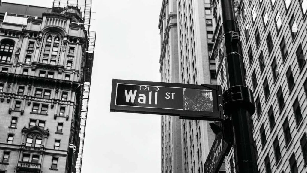 Wall-Street-Banks-Quietly-Build-Crypto-Services-While-Targeting-Coinbase-in-Washington