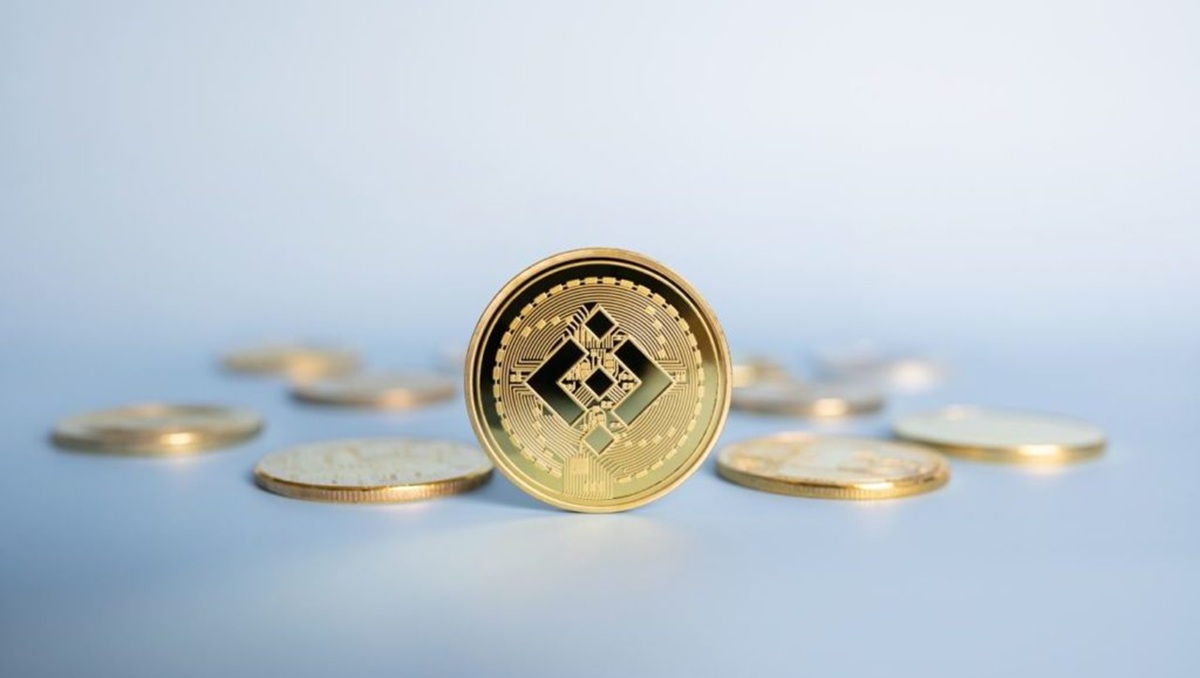 BNB Bulls Push Toward $1,200 as Price Hits 7-Year Ceiling