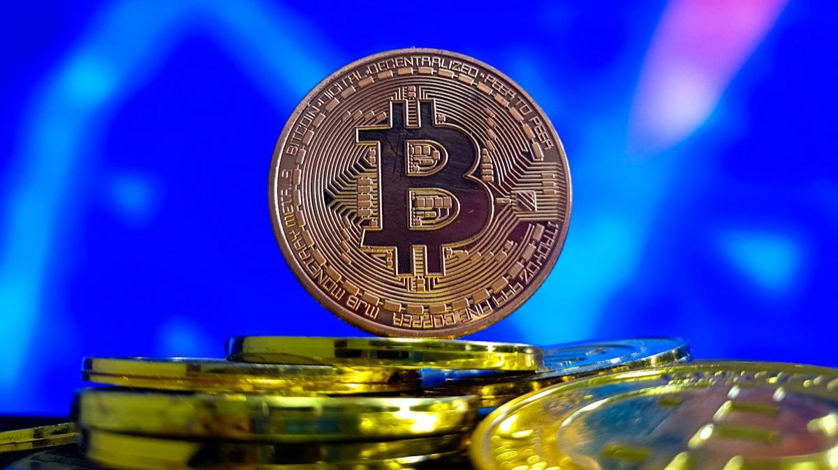 Schiff Sounds Alarm on Bitcoin, Analyst Highlights Make-or-Break Level