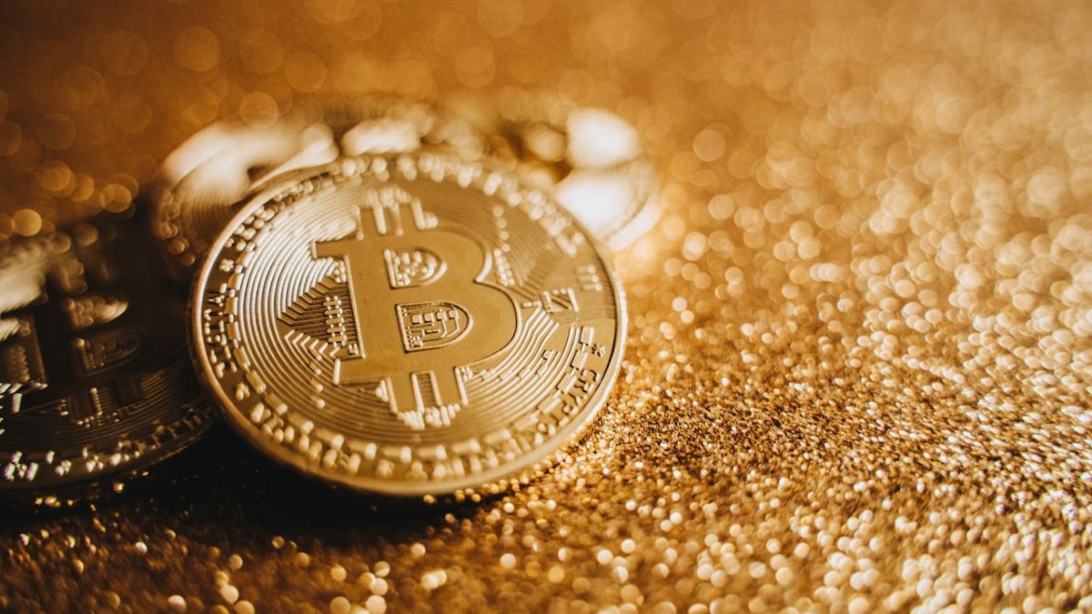 Bitcoin hovered near $93,000 after a sharp rally, with $93,000ā$93,500 flagged as a key resistance zone.