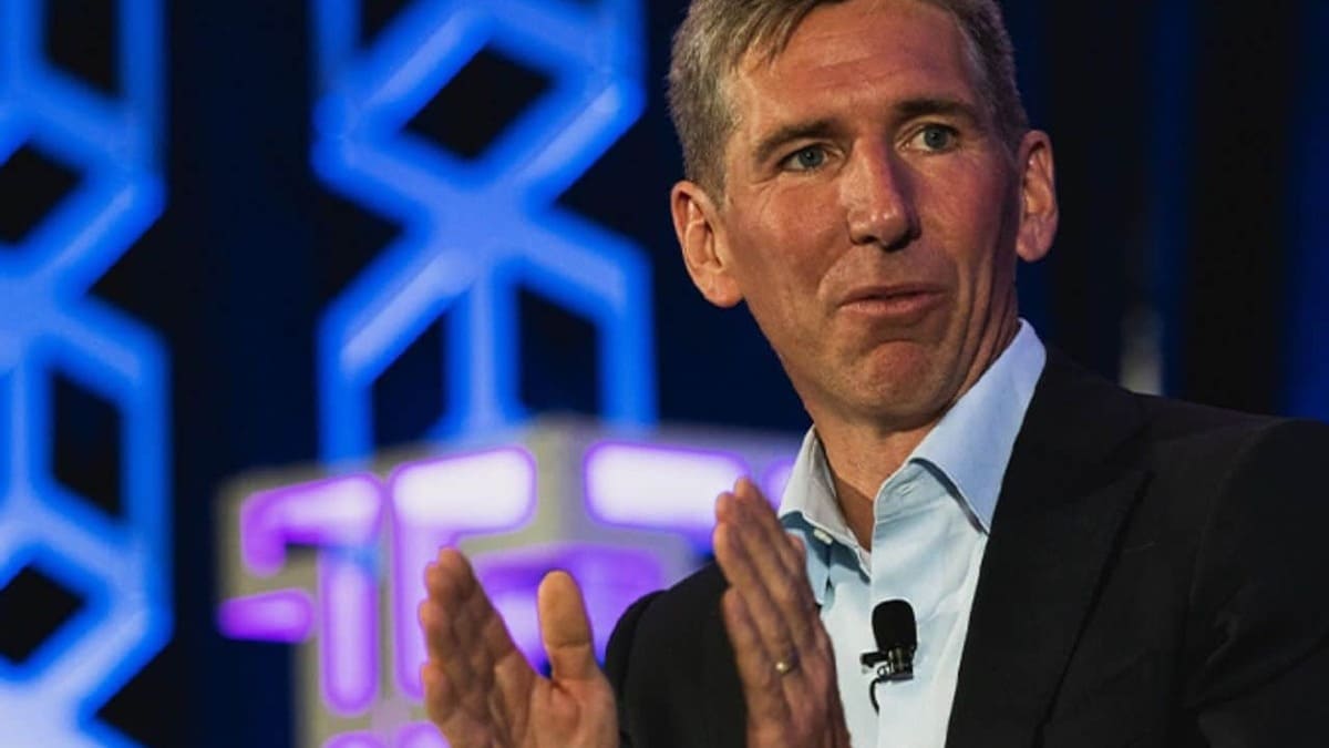 Bitwise CIO Points to DeFi for Market Recovery While Saylor Signals Bitcoin Upswing