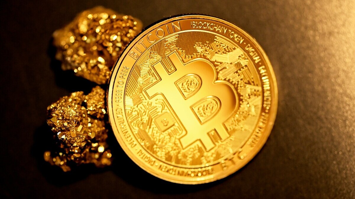 Is-Bitcoin-Losing-Its-Edge-While-Gold-Rises-Again