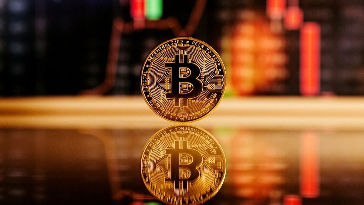 Why Bitcoin and Stocks Rise Together — and When They Don’t