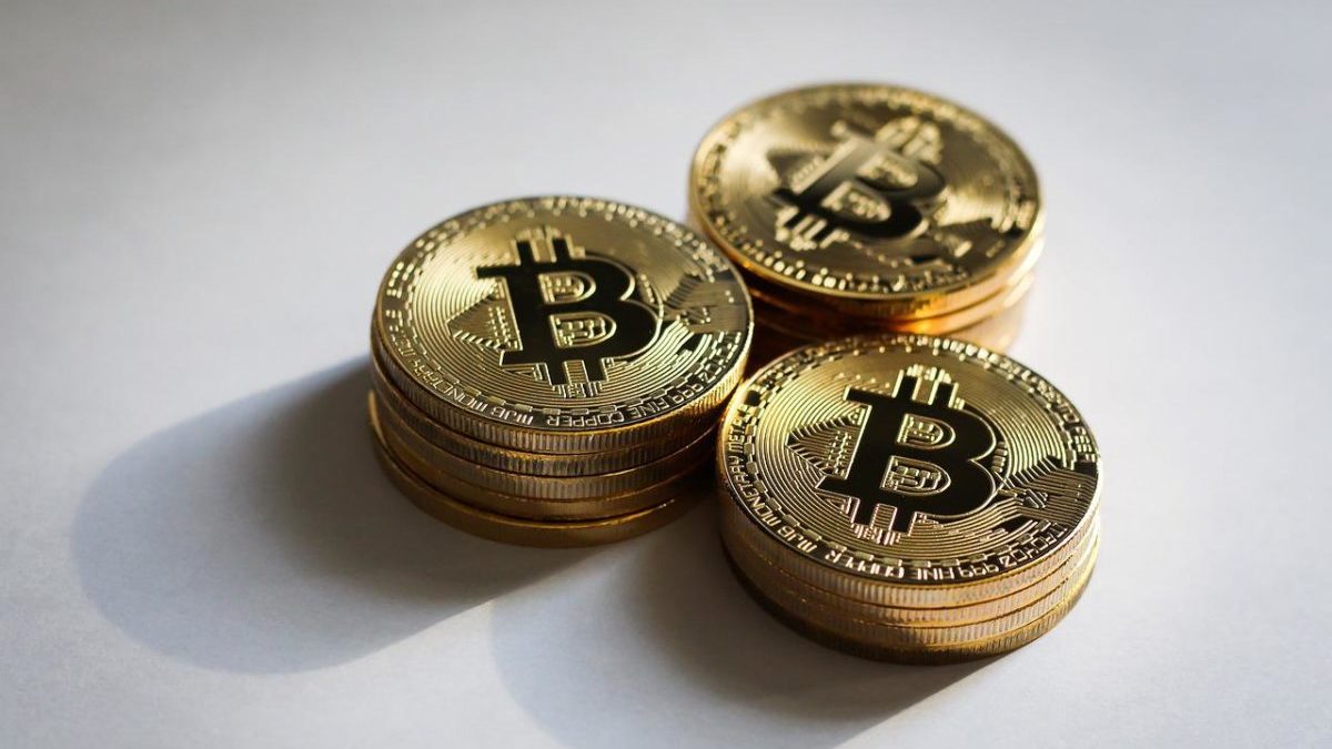 Bitcoin Experimenta un Breve Repunte antes de Caer por Debajo de los 24.000 Dólares