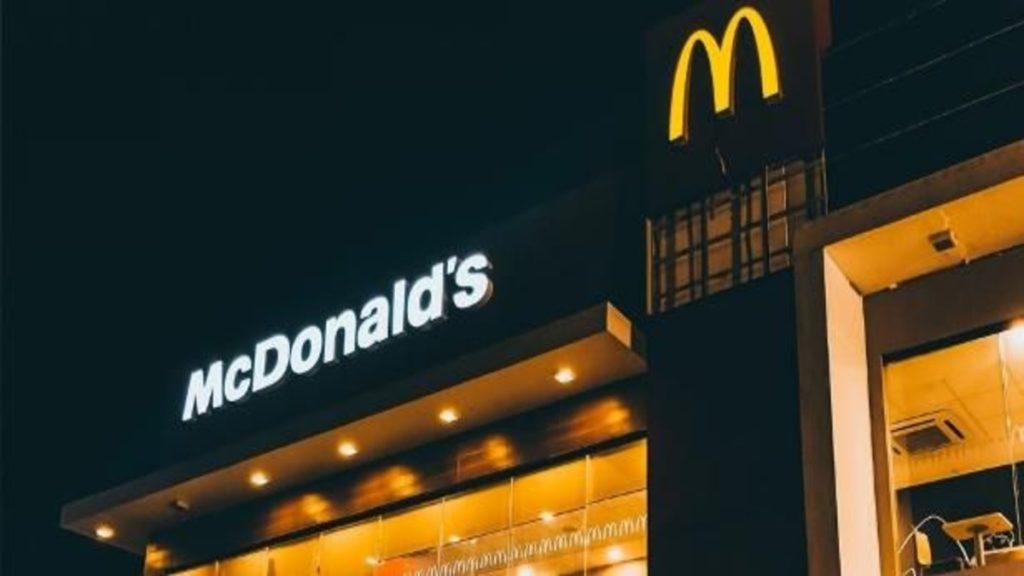 McDonald's Empieza a Aceptar Pagos con Bitcoin y Tether en una Ciudad Suiza