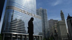 Mil millones de dólares en ingresos. Una investigación expone cómo las criptomonedas de la familia Trump lograron esta monumental ganancia.