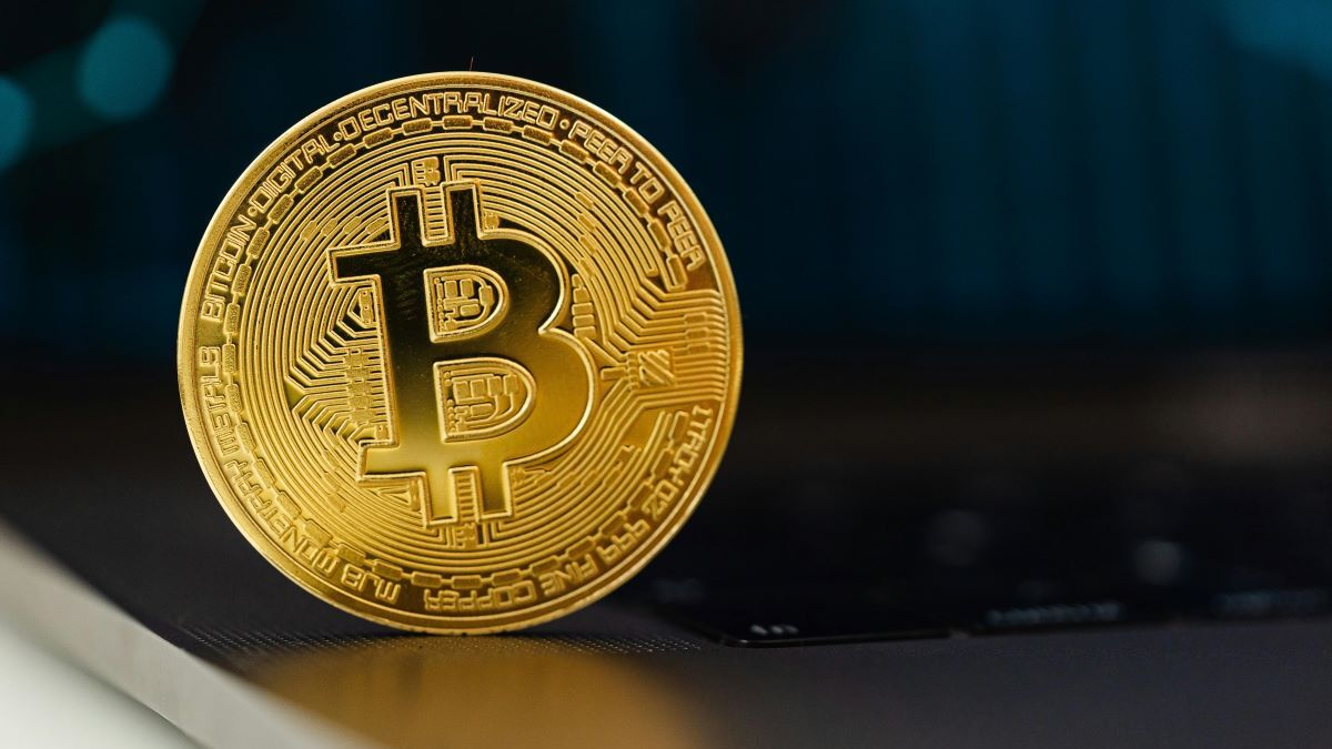 Bitcoin cae por debajo de $108,000 mientras la ballena Garrett Jin vende miles de BTC y abre nuevas posiciones cortas en Hyperliquid, generando miedo en el mercado.