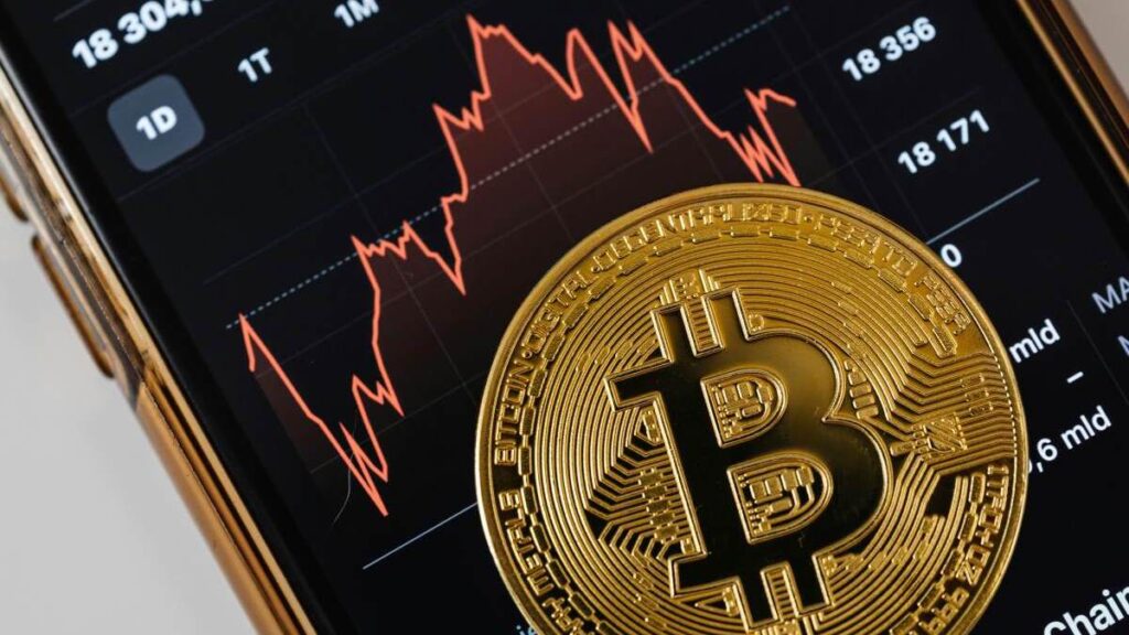 Standard Chartered prevé que Bitcoin caiga temporalmente por debajo de los $100K antes de reanudar su avance hacia los $135K.