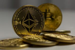 Opciones de Bitcoin y Ethereum valoradas en aproximadamente $17 mil millones vencerán hoy, coincidiendo con el anuncio de la tasa de interés de la Reserva Federal
