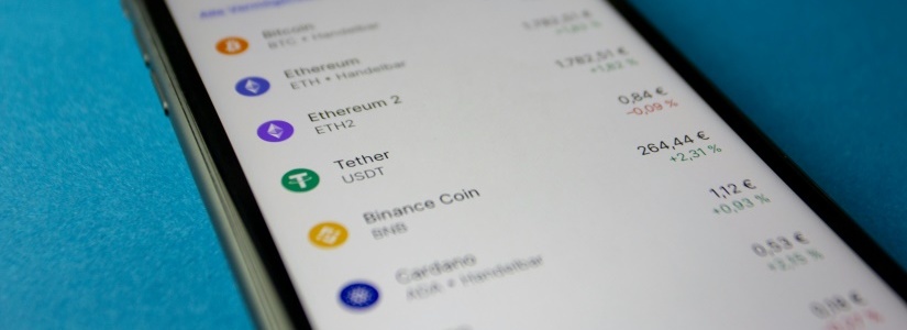 Alta exposición a incertidumbre regulatoria, reservas y valoración en contexto cripto.