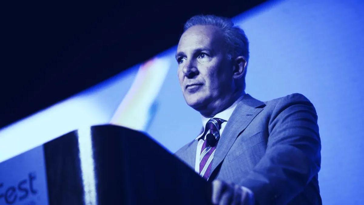 Peter Schiff Advierte que Strategy Podría Colapsar Si Aumenta el Miedo en Bitcoin