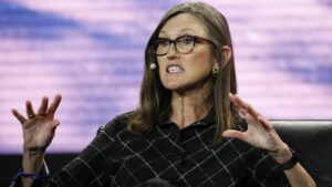 Ark Invest de Cathie Wood Compra En La Caída Acciones De Coinbase, Circle Y BitMine
