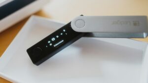 Usuarios de wallets hardware cripto son blanco de nueva campaña de phishing por correo físico