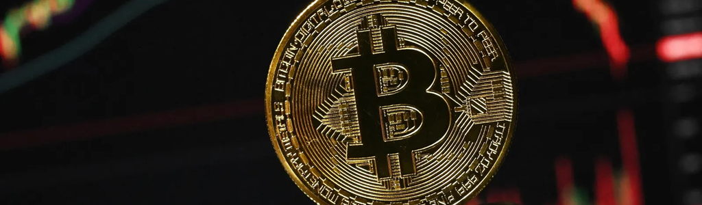 Charles Hoskinson critica la estrategia post-cuántica de Bitcoin, argumentando que la elección de SPHINCS+ es demasiado limitada en expresividad y podría restringir la evolución del protocolo a largo plazo.