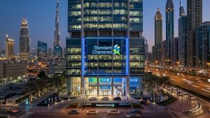El gigante bancario Standard Chartered lanza el trading directo de criptomonedas para clientes en los EAU