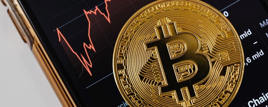 Bitcoin Vuelve a Sufrir un Revés; Retrocede un 5% Durante la Noche